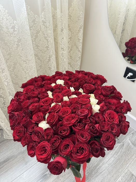 Очень красивый свежий букет из красных роз