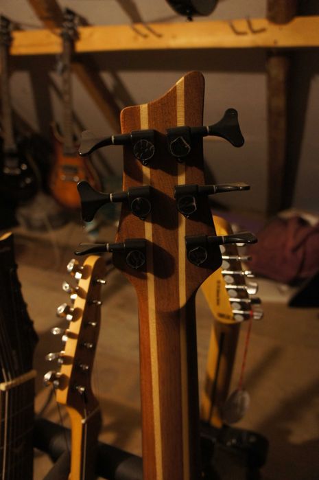 Chitara bass activ Harley Benton Deluxe cu 6 corzi