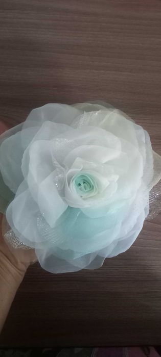 Брошь белая роза