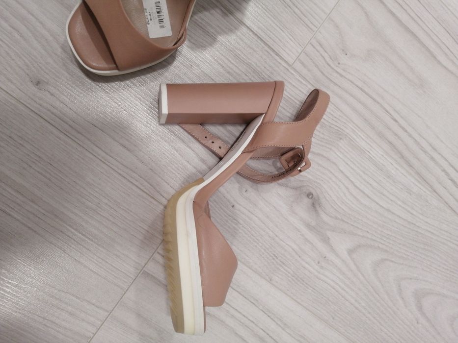 Босоножки бежевые