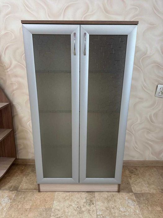 Тумбочка со стеклянными полками