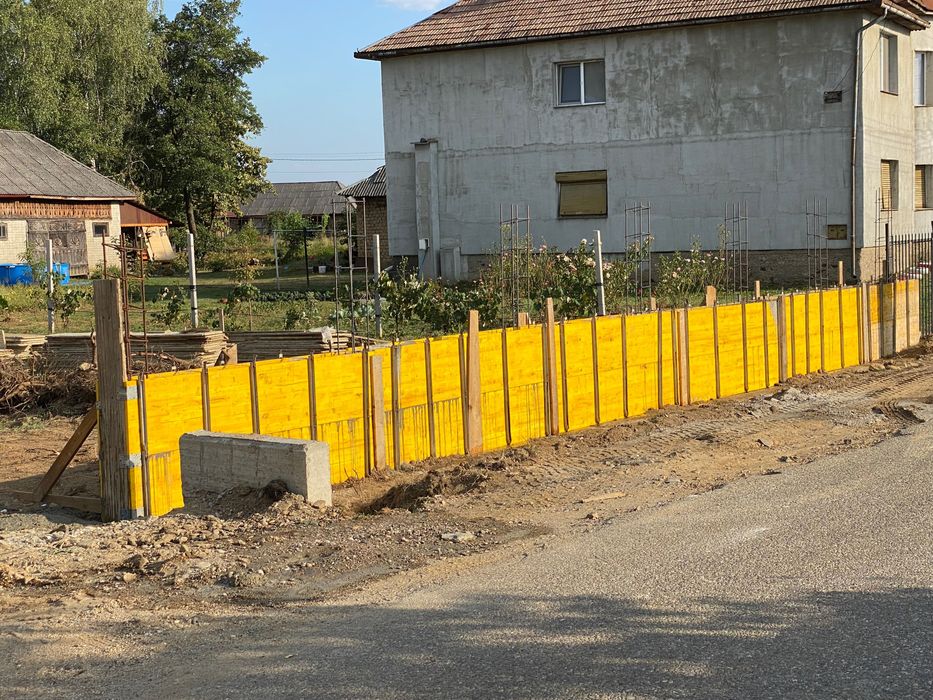 Case la rosu de la 85e/mp, garduri, zid sprijin,finisaje, etc.