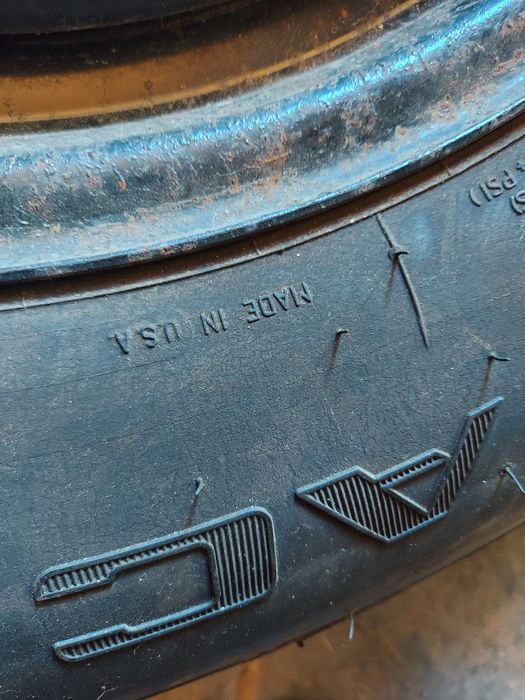 ПРОДАМ резину на Кадилак