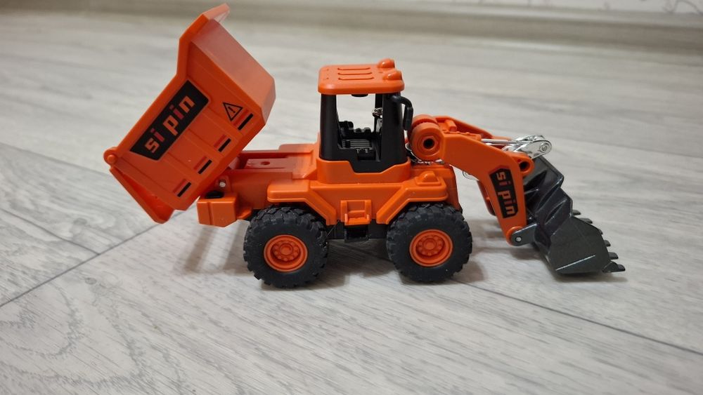 Продам игрушки. Трактора.