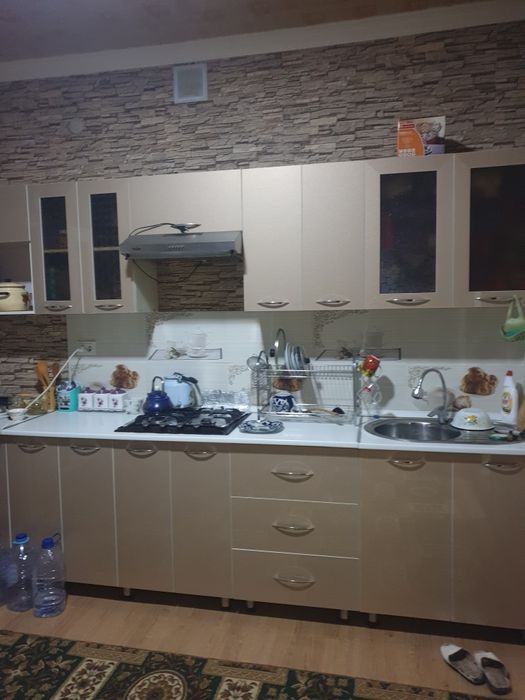 Базардин тубинде жайласкан жай