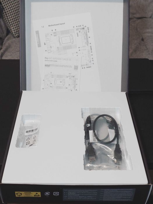 ново дъно Asus Pro WS WRX90E-SAGE SE AMD WRX90 Socket sTR5 EEB