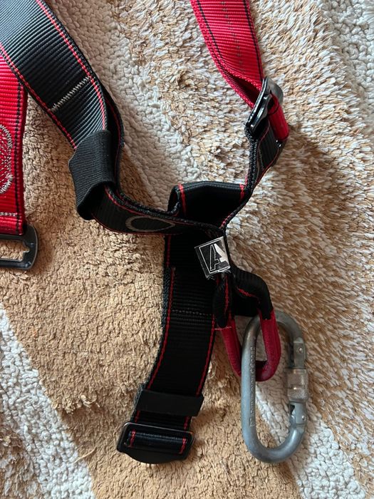 Страховочная  привязь  фирма