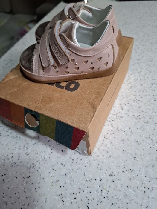 Продаются кроссовочки на малышку