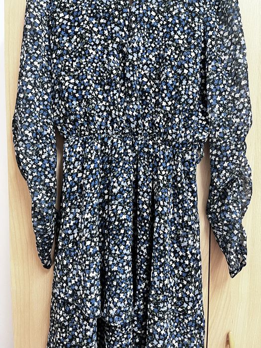 Продам платья бежевое и с цветочками