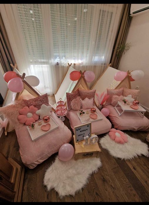 Парти къмпинг с палатки за рожден ден, пикник, празник.