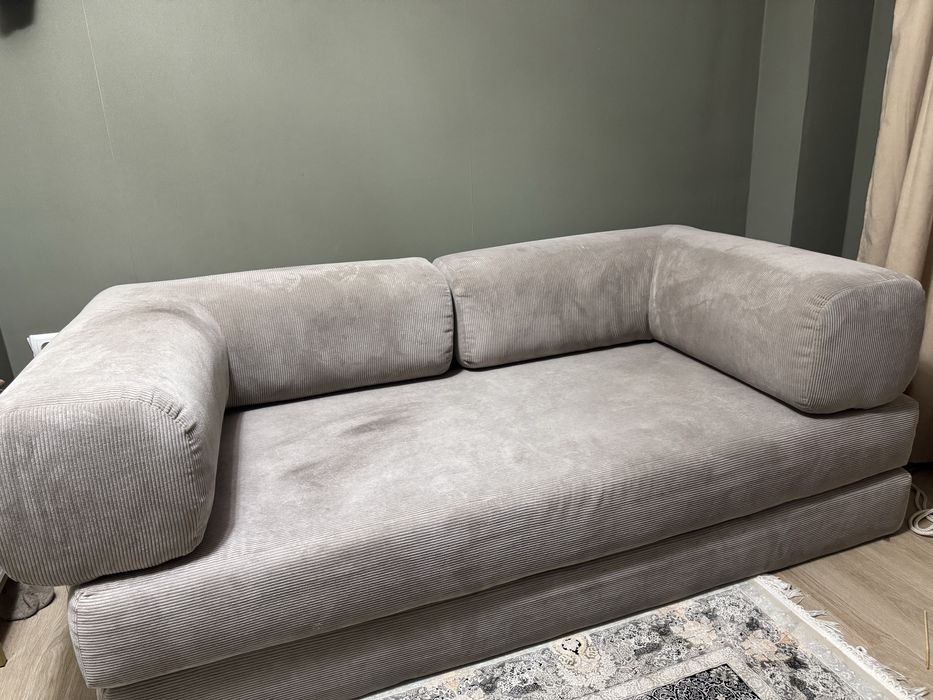 Продам безкаркастный диван