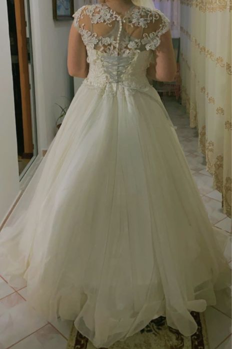 Rochie de mireasa purtată o data