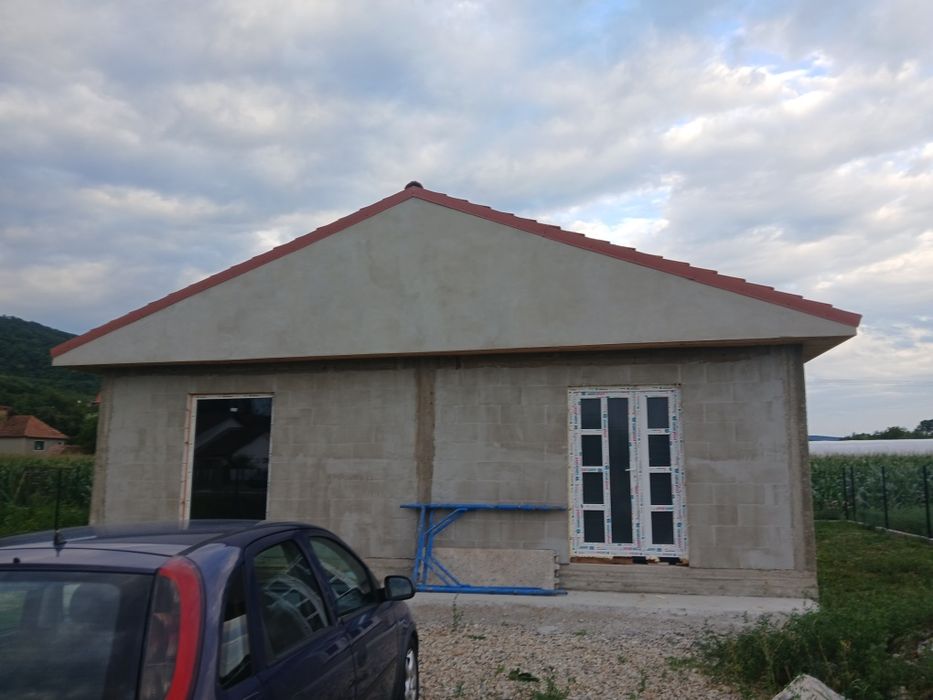 Vand casa  la rosu