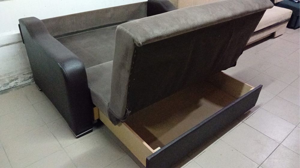 Canapea extensibila cu loc pentru haine