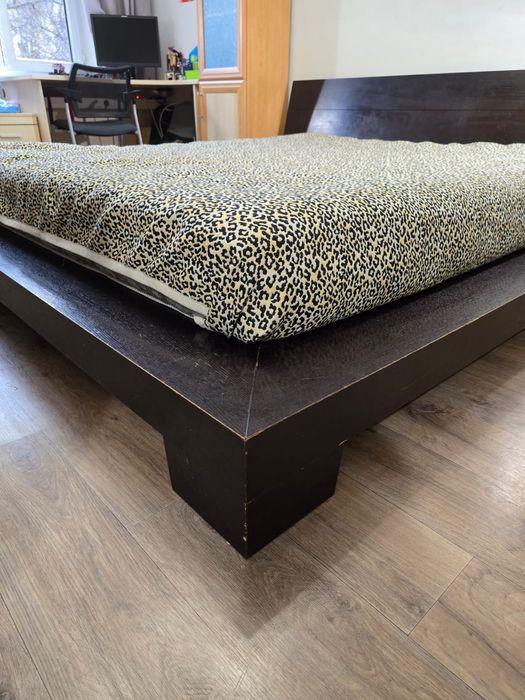 Двуспальная кровать с матрасом