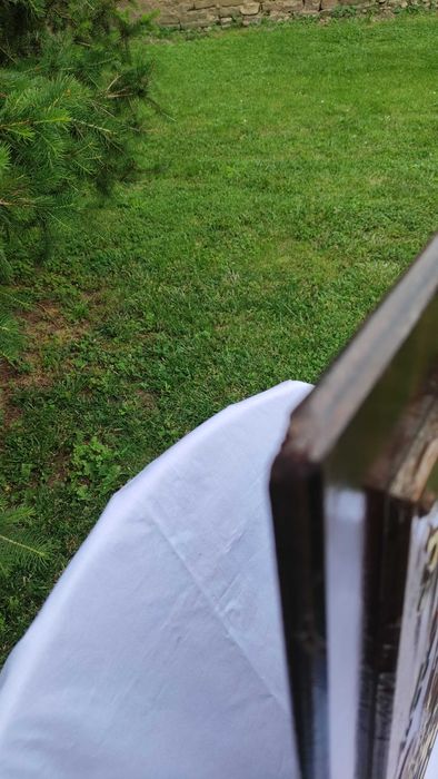 Голяма цветна медна пластика върху дървена основа