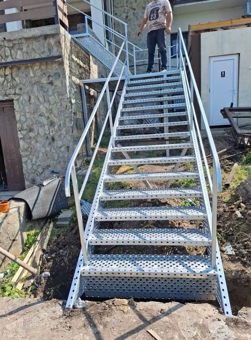 Vând scări zincate metalice