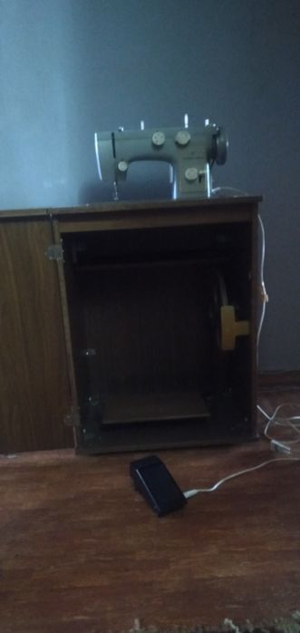 Машинка швейная б/у 27000