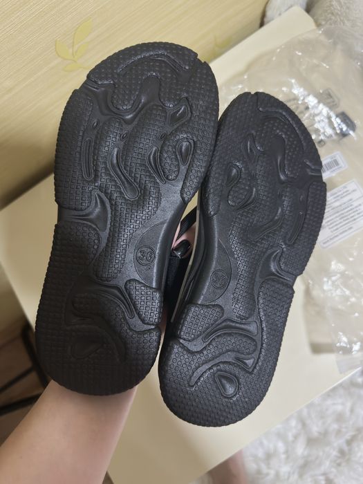 Продам сандали новые