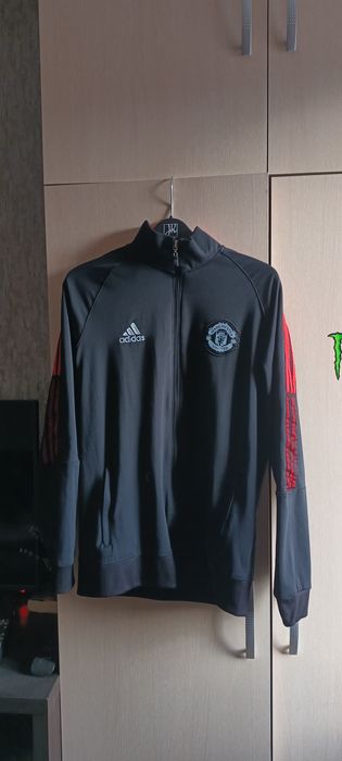 Продавам стари дрехи които не нося