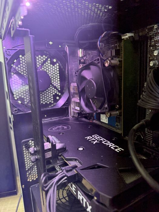 Vand pc gaming detalii in descriere