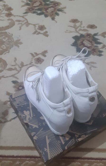 Кроссовки женские