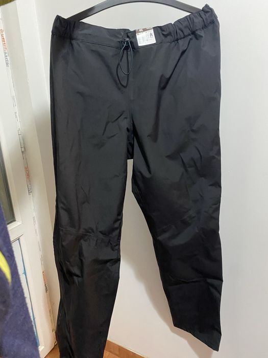 Pantaloni de munte impermeabili