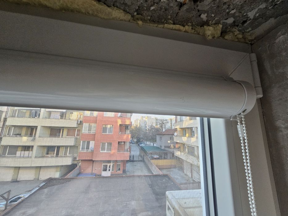 Щори ден и нощ. Ширина 53см. Дължина 158см.
Цвят - преливащо сиво.