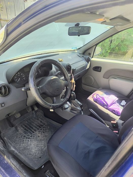 Dacia Logan ținută în garaj