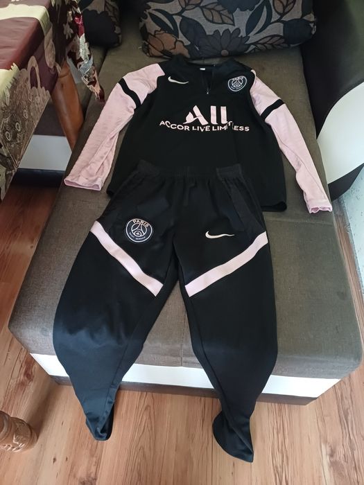 Продавам спортен анцунг NIKE на PSG