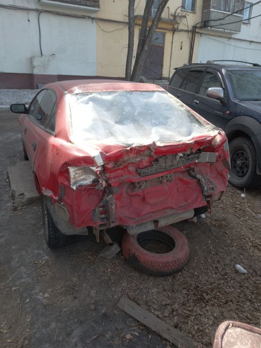 Продам Mazda 323 после ДТП, на ходу.