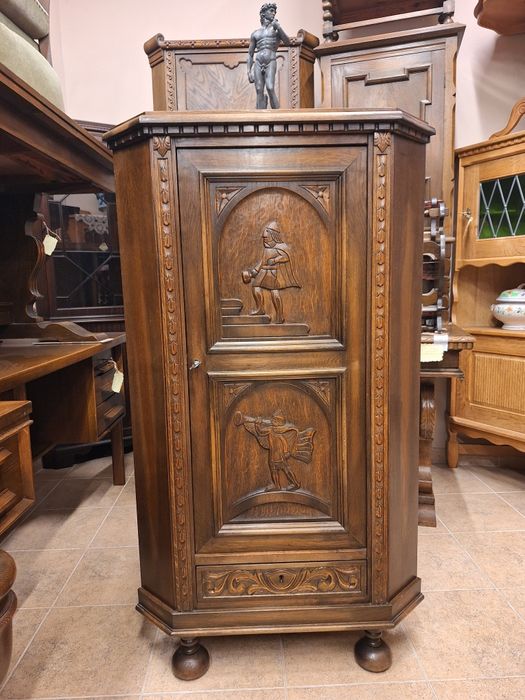 Винтидж ъглов шкаф с богата дърворезба