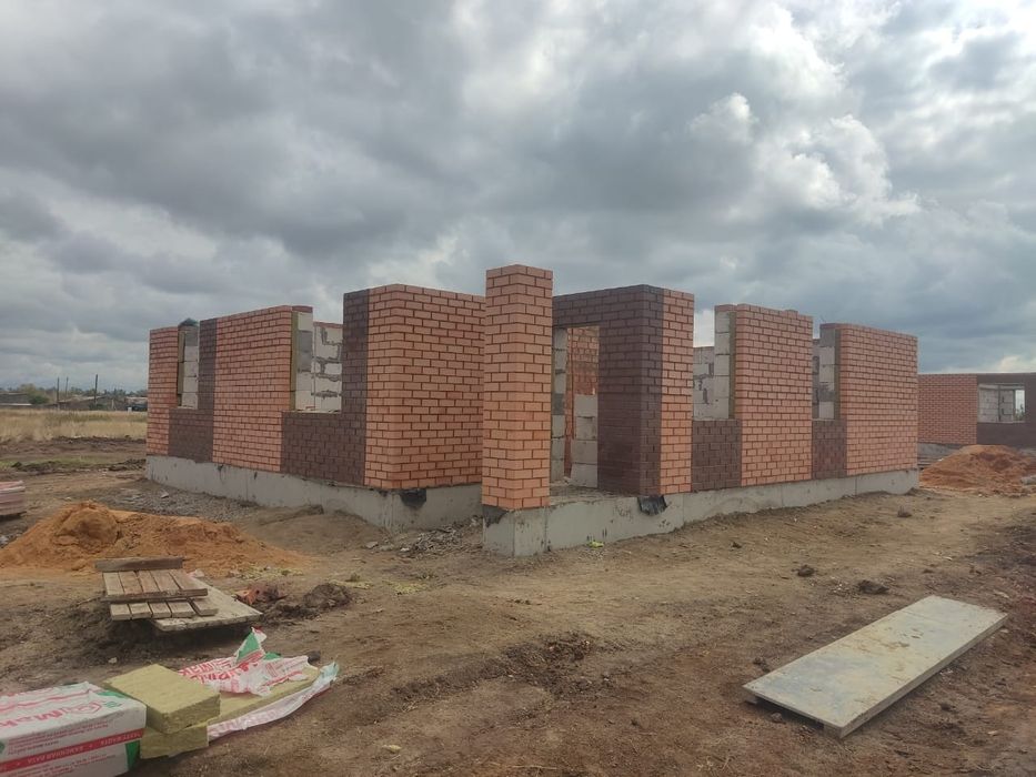 Каменщик, кладка кирпича