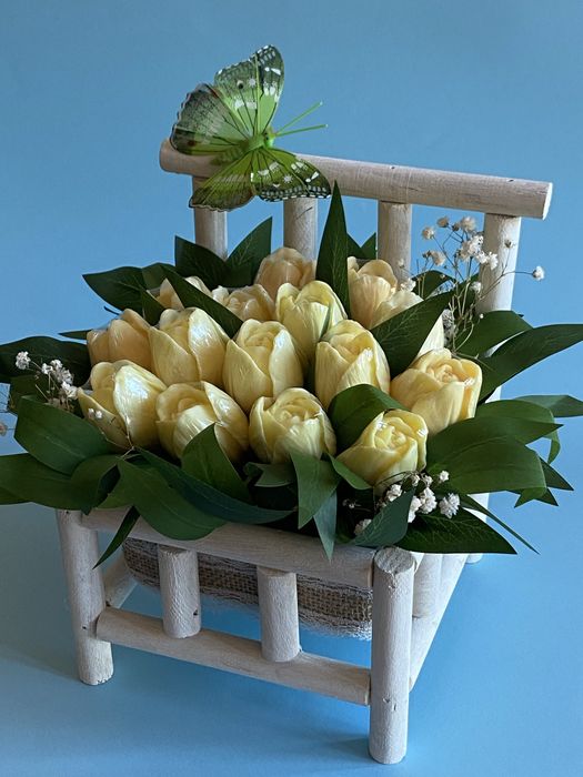 Керамична ваза със сапунени цветя и скандинавски мъх