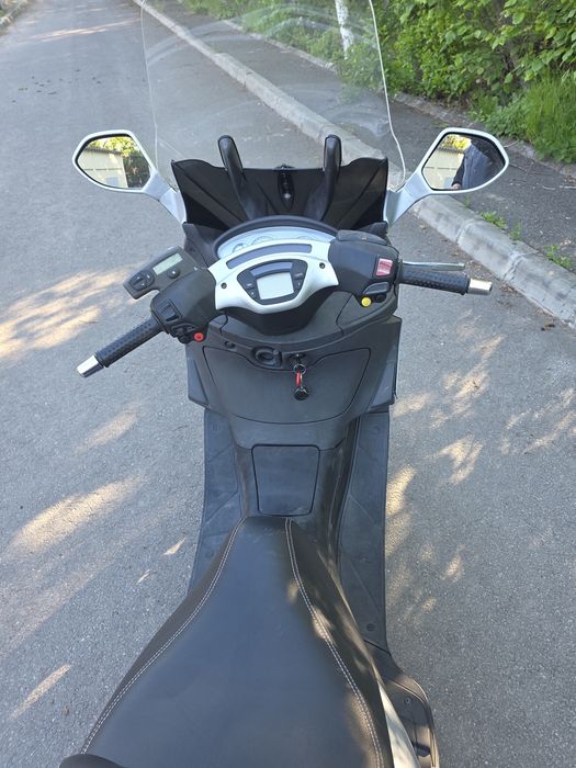 Vând maxiscuter piaggio x9 500