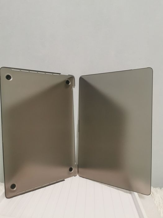 Husă protecție laptop semitransparentă ( MacBook Pro)