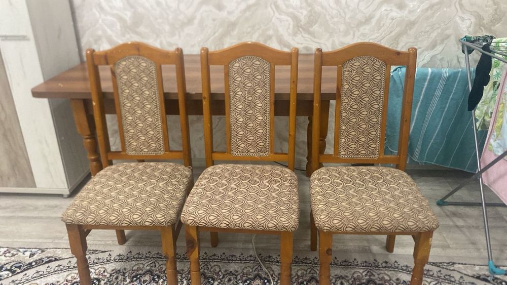 Стол с шестью стульями