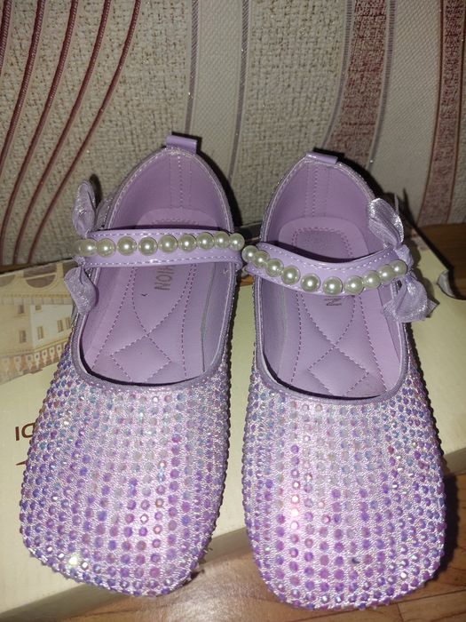 продам  разные модели туфелек  для девочки очень красивые