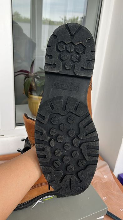 Продам спец обувь Red Wings