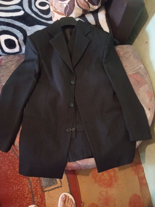 Vând costume bărbați