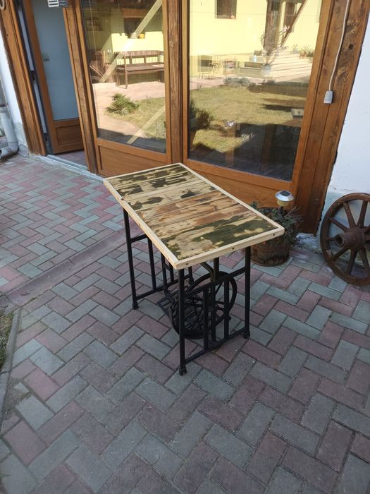 Masa exterior sau crama.