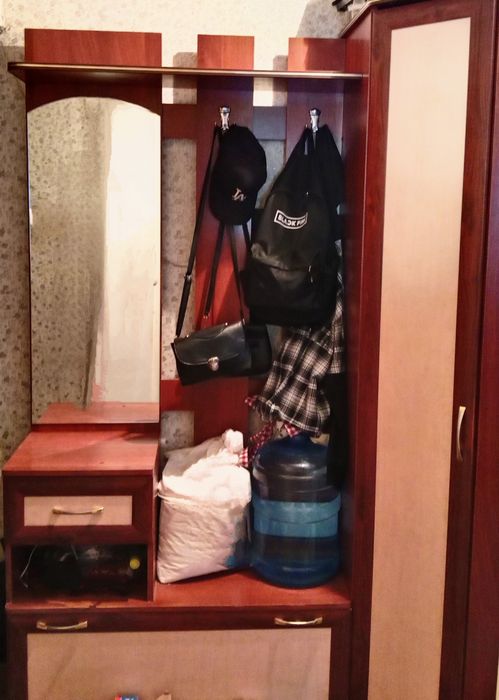 Продам шкаф для прихожей идеален для курток и обуви