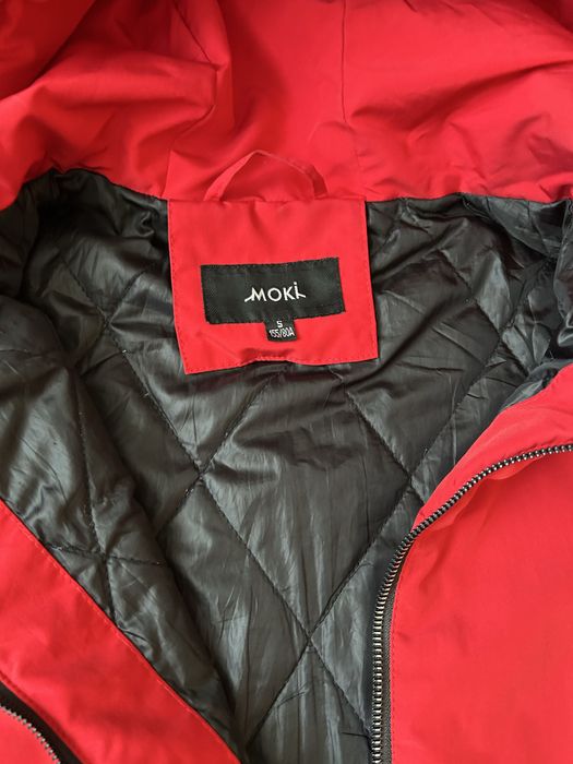 Пролам красную куртку