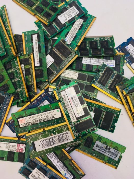 De vânzare 138 de carduri de memorie RAM în stare bună, la un preț foa