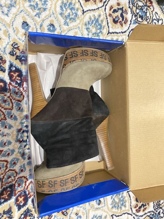 Аяк кейимдер сатылады