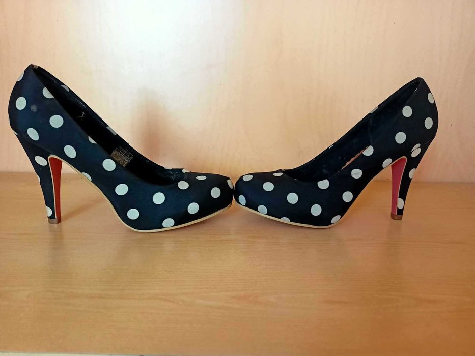 Обувки на висок ток