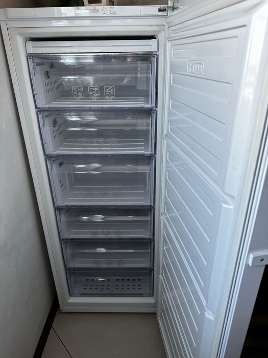 Вертикален фризер BEKO