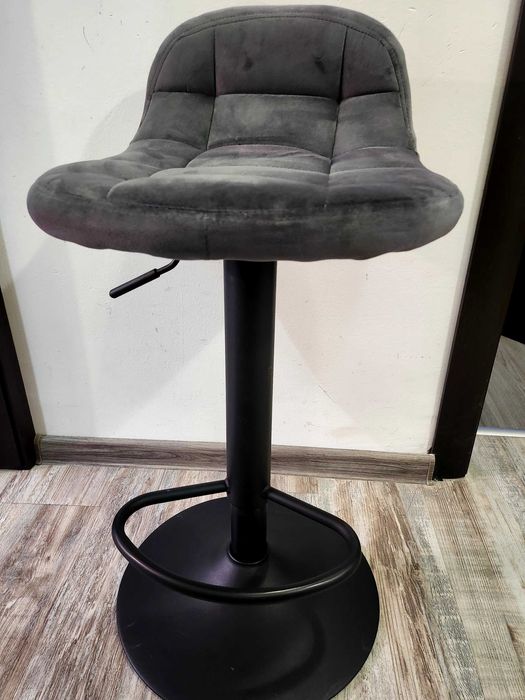 Плюшени столове за бар плот