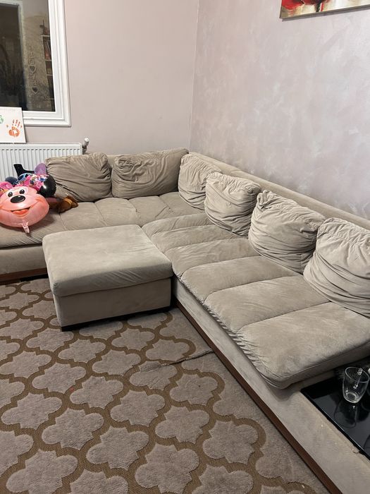 Canapea pe colt din catifea de la Staer