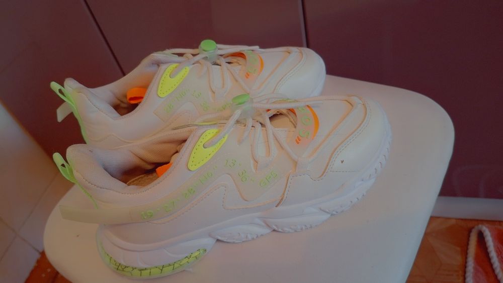 Продам кроссовки